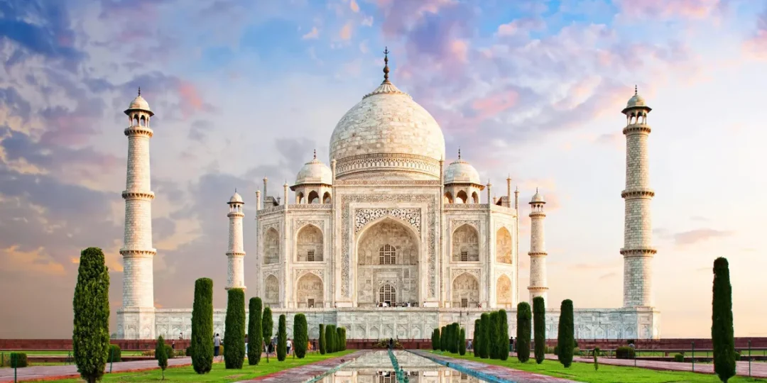 I vilken stad ligger Taj Mahal?